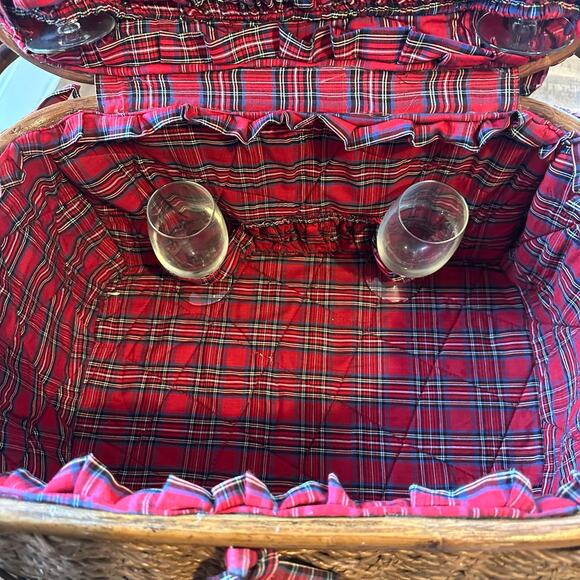 DELUXE PICNIC TIME BASKET 21\